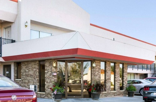 Pinnacles Entrance Badlands Hotel | Econo Lodge Wall