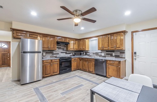 Rowlett House | Edgewater Retreat Rowlett/Rockwall. 4-Bedrm 2bathrm 2 garage