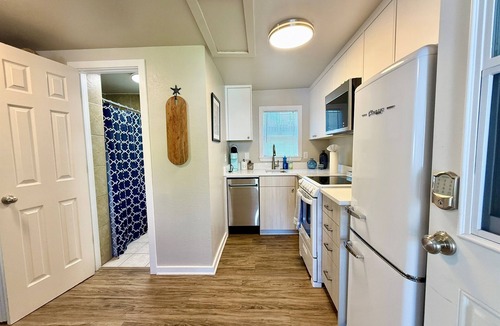 The Bowl of Edmonds House | Edmonds Getaway Cottage | Walk to Train & Stadium