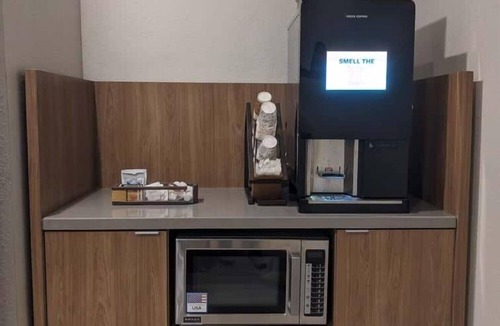 North San Antonio - SAT Hotel | Effortless Comfort in a Modern Room w/Kitchen + Access to BBQ Area Facilities