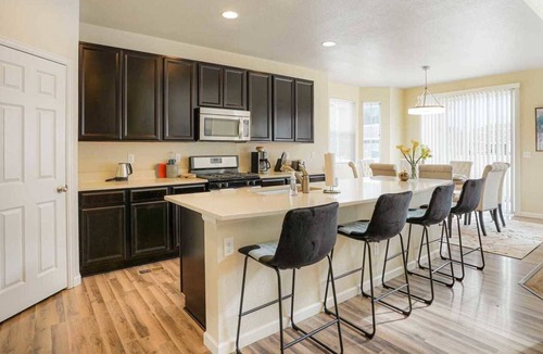 Longmont House | Elegance on Linda Pl