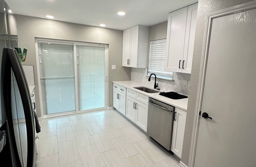 San Antonio House | Elegant 3-bedroom house in awesome San Antonio with WiFi and garage for parking.