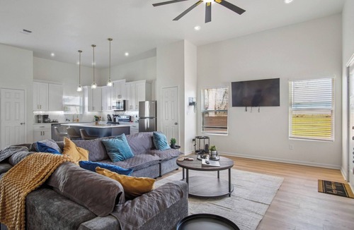 Denver Heights Cottage | Elegant 4br/3ba Gem Near Downtown & The Alamo