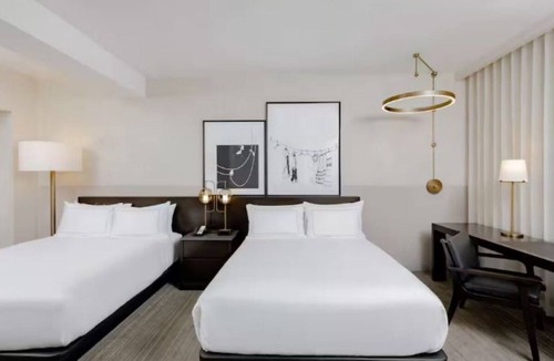 Downtown Des Moines Hotel | Elegant King Room w/Heavenly Bed Near Des Moines Civic Center - 3 Units