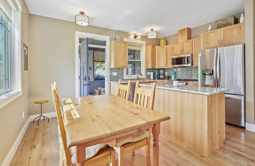 Oroville House | Elegant Lake Cottage at Veranda Beach Resort — Private, Stylish & Sunny