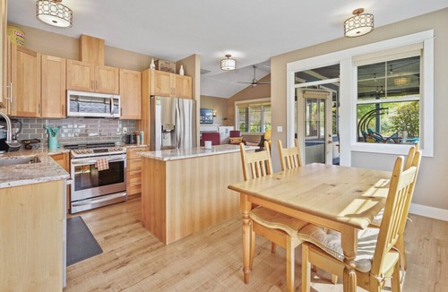Oroville House | Elegant Lake Cottage at Veranda Beach Resort — Private, Stylish & Sunny