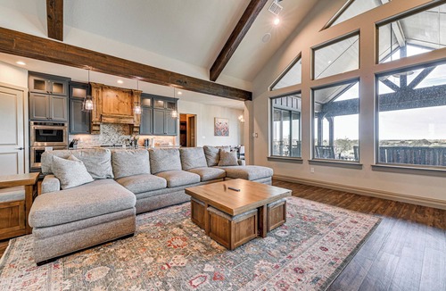 Rosston House | Elegant 'Sunset Meadow Ranch' in Texas w/Hot Tub