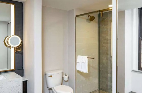 Court Avenue Entertainment District Hotel | Elegant Touches Near Wells Fargo Arena – Stay in Gorgeous Queen Rooms - 2 Units