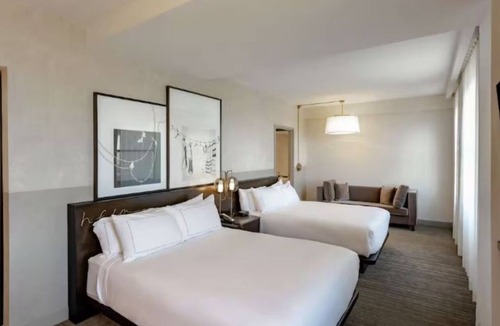 Court Avenue Entertainment District Hotel | Elegant Touches Near Wells Fargo Arena – Stay in Gorgeous Queen Rooms - 2 Units