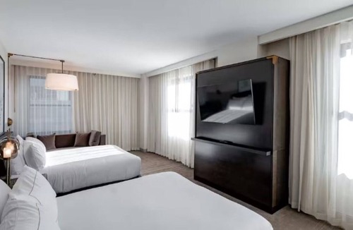 Court Avenue Entertainment District Hotel | Elegant Touches Near Wells Fargo Arena – Stay in Gorgeous Queen Rooms - 2 Units