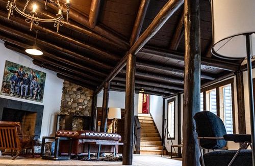 Riggins Hot Springs Hotel | Elesel Lodge