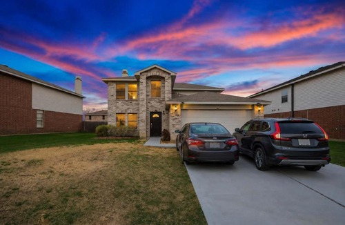 South Arlington House | Elite 5BR 3,5BA Holiday Home with Game Room, Hot Tub, & Sauna