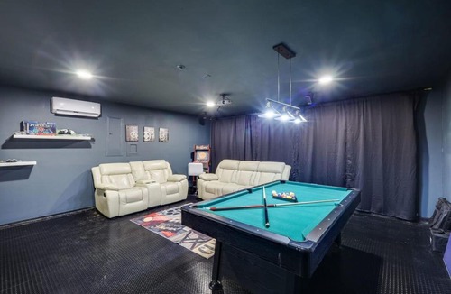South Arlington House | Elite 5BR 3,5BA Holiday Home with Game Room, Hot Tub, & Sauna