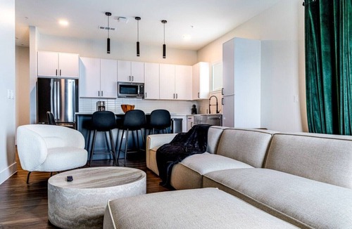 Dallas Apartment | Elite Emerald Suite | Pool, Laundry, Parking