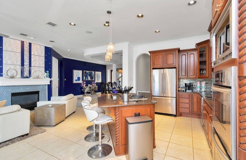 El Lago House | Empress Waterfront Villa