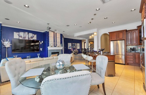 El Lago House | Empress Waterfront Villa