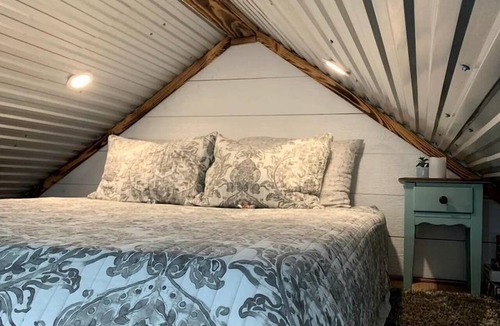 Rosston Cabin | Enchanting Pecan Treehouse with Creek Views near Forestburg, Texas