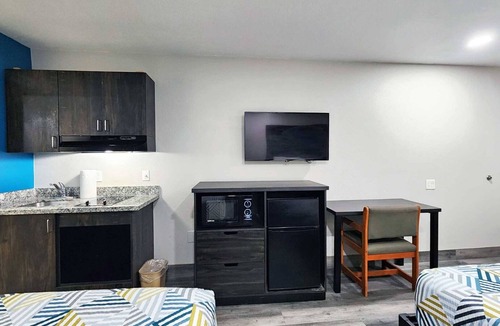Wharton Hotel | Enjoy a Hassle-Free stay! Free Breakfast Near the Wharton County Museum