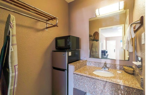Sweet Home Hotel | Enjoy and Recharge in Budget Friendly Room with Easy Access to Yoakum Airport