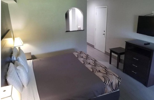 North Shore Hotel | Enjoy Relaxing Stay Perfect for Friends or Couples Discovering Houston Together