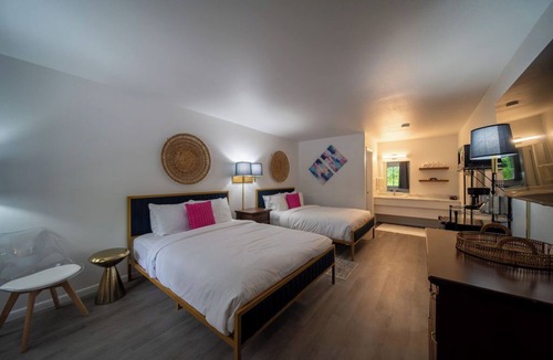 Eureka Springs Historic District Resort | Enjoy the charm of Queen Suite Number 2 at GloryDayz!