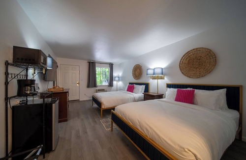 Eureka Springs Historic District Resort | Enjoy the charm of Queen Suite Number 2 at GloryDayz!