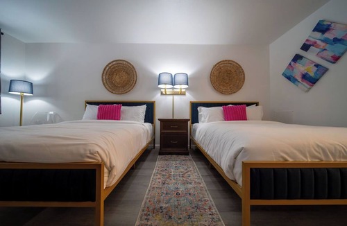 Eureka Springs Historic District Resort | Enjoy the charm of Queen Suite Number 2 at GloryDayz!