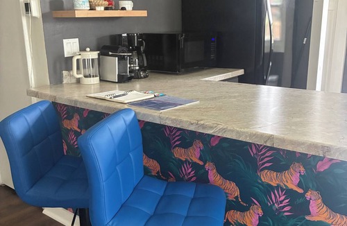 Des Moines House | Entire Bungalow with Fenced-In Yard! Sleeps 6 & Pet-Friendly, Central Des Moines