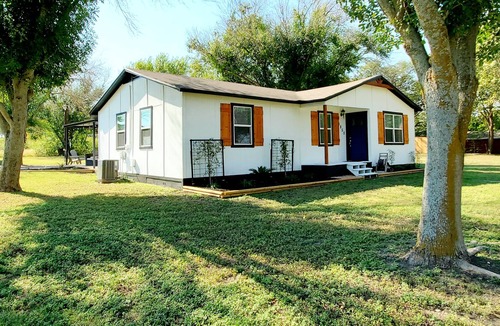 Lorena Other | Entire Cabin on 1 acre *15 miles from Magnolia*