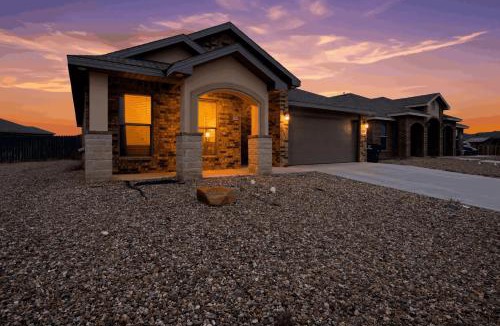 Midland House | Entire House-Executive Corporate Retreat Near Loop 250 Work-Friendly!