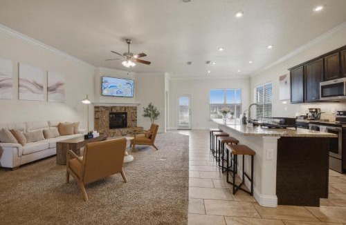 Midland House | Entire House-Executive Corporate Retreat Near Loop 250 Work-Friendly!
