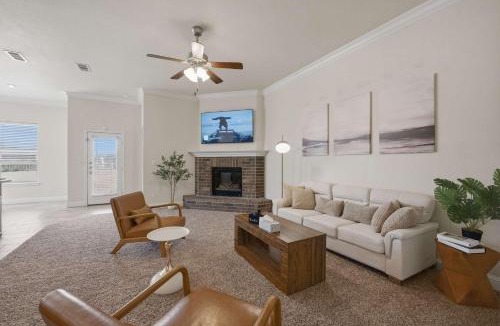 Midland House | Entire House-Executive Corporate Retreat Near Loop 250 Work-Friendly!