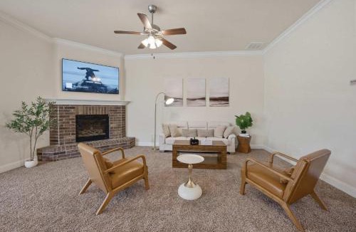 Midland House | Entire House-Executive Corporate Retreat Near Loop 250 Work-Friendly!