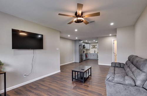Hurst House | Entire place, King bed, updated