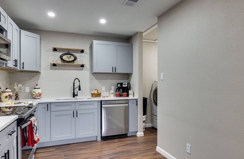 Hurst House | Entire place, King bed, updated