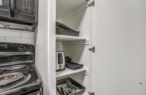 Central Arlington Apartment | Entire Place ✶Washer Dryer✶Wi Fi✶4K TVs ✶Pets Allowed #828