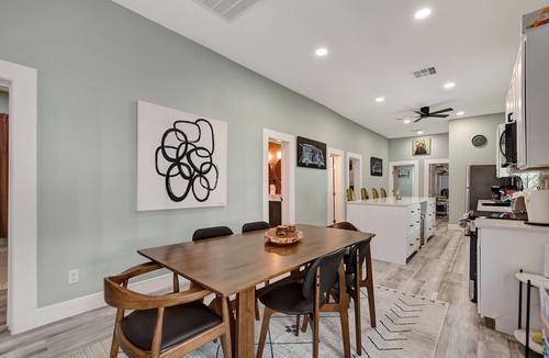 Montrose House | Entire Pool House in Montrose 4BR, 3BR, 4PK, 8-12 PPL