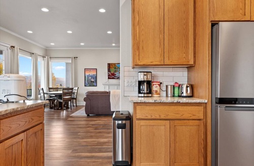 Baker City House | Entire Scenic Views Estate, Gorgeous 6 Bdrm, 5.5 Bath, Local Golfing 50% Off!