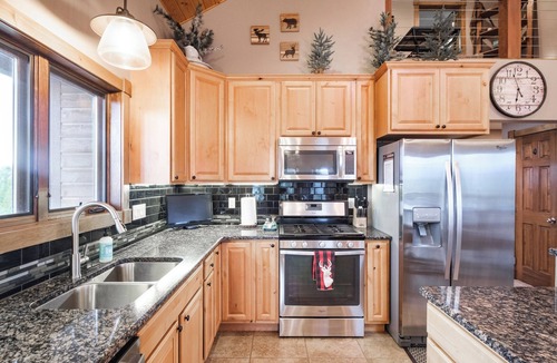 Winter Park Highlands House | Epic Views! Luxe Cabin near RMNP, Trails & Fishing, and #1 Ski Resort in US