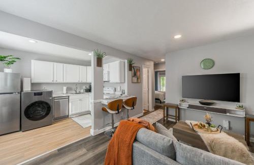 Riverside Apartment | Escape to Bliss Relax in Cozy Style Spacious Suite with Two King Beds