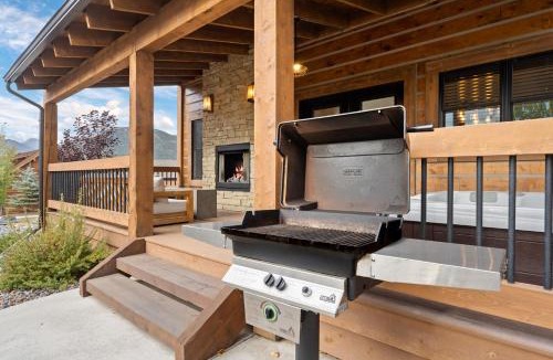 Estes Park House | Estes Escape – Jacuzzi, Indoor/Outdoor Fireplace and BBQ Grill
