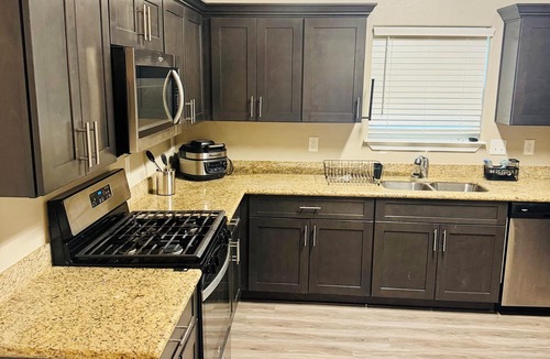 Northeast Houston House | EVENTS ALLOWED Min to MAJOR INTERNATIONAL SPORTING EVENT Spacious 4 bed 2 bth home Downtown Houston Sleeps 15+