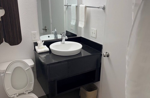 Dallas Hotel | Everstay Inn & Suites