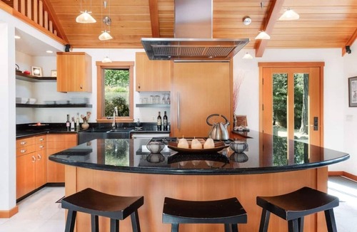Eastsound House | Exceptional waterfront cottage with beach access. Private Hot Tub, One bedroom King Suite, Gas Fireplace, Radiant-Heated Floors, WIFI, Half Mile Walk to town along the beach. Kayak rentals nearby. Perfect for couples seeking relaxation by the water.