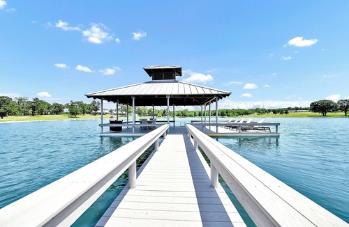 Athens House | Exclusive Ranch Retreat | Private Lakes & Expansive Lawn for Events