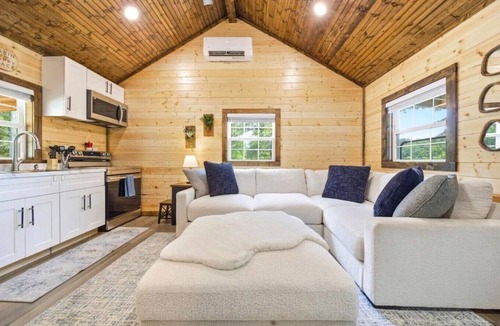 Dogwood House | Exclusive Retreat with Hot Tub