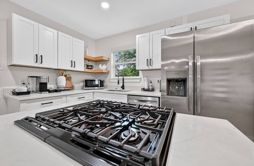 South Arlington House | Executive 3BR Home, King Suite, Near Hospitals & Historic Downtown Mansfield