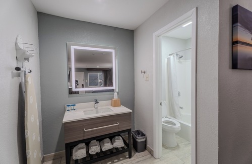 Central Arlington Hotel | Executive Inn of Arlington, Near AT&T Stadium