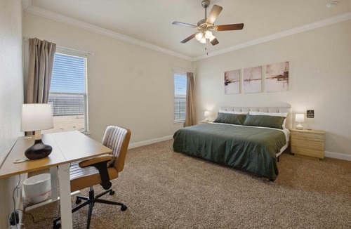 Midland House | Executive King Suite R1 - Private Bath - Dedicated Workspace