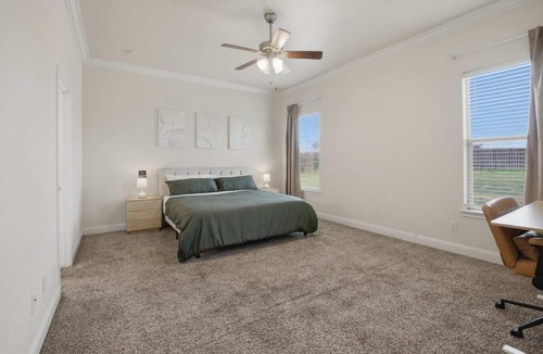 Midland House | Executive King Suite R1 - Private Bath - Dedicated Workspace